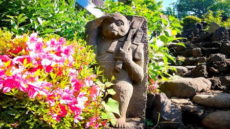 Steinstatue eines in die Ferne blickenden Affen, Kitamachi Sengen Shrine, ein Schrein in Kitamachi, Nerima Ward, Tokio, japanische Fuji-Verehrung verbreitete sich unter den Menschen während der Edo-Zeit, da man glaubte, dass die Besteigung des Mt. Fuji würde schützen