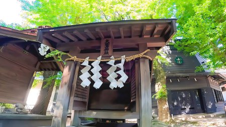 Ein kleiner Schrein im Wächterwald, der Wakamiya Hachimangu-Schrein in der Stadt Kawasaki