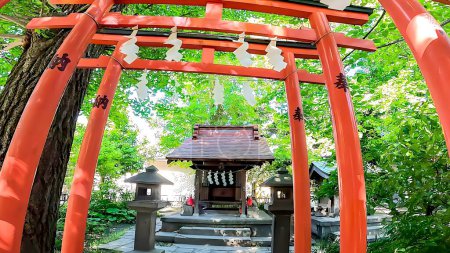 Un pequeño santuario en el bosque guardián, Wakamiya Hachimangu Shrine en la ciudad de Kawasaki
