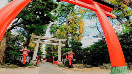 Mabashi Inari Shrine, ein Schrein in Minami Asagaya, Bezirk Suginami, Tokio, JapanDieser Schrein soll am Ende der Kamakura-Zeit (vor 700 Jahren) gegründet worden sein.https: / / youtu.be / i0AmbY-rG2o