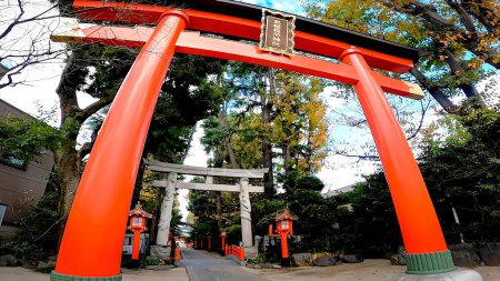 Santuario Mabashi Inari, un santuario ubicado en Minami Asagaya, Suginami Ward, Tokio, JapónSe dice que este santuario fue fundado al final del período Kamakura (hace 700 años) .https: / / youtu.be / i0AmbY-rG2o