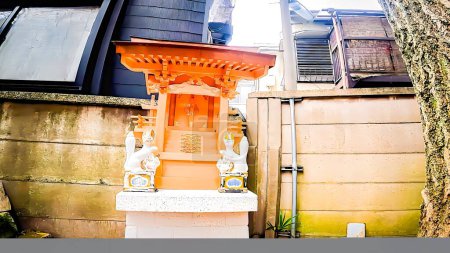 Mabashi Inari Shrine, ein Schrein in Minami Asagaya, Bezirk Suginami, Tokio, JapanDieser Schrein soll am Ende der Kamakura-Zeit (vor 700 Jahren) gegründet worden sein.https: / / youtu.be / i0AmbY-rG2o