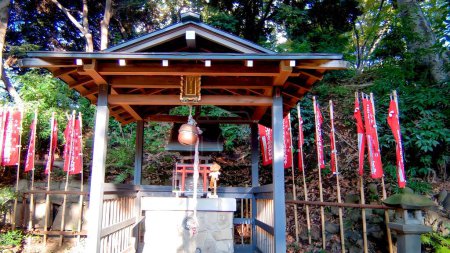 A shrine located halfway up the Shibamaruyama tumulus, located in the back gate of Zojoji Temple.Zojoji Temple, along with Hie Shrine, is said to seal off the demon gate of Edo Castle.