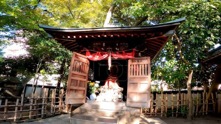 Der Sojiji-Tempel ist ein buddhistischer Tempel in Shingon, der sich in Nishiarai 1-chome, Adachi-ku, Tokio, befindet und weithin als Nishiarai Daishi.In der Tencho-Ära, als Kobo Daishi die Kanto-Region bereiste, hielt er hier an und schnitzte einen elfköpfigen Kannon 