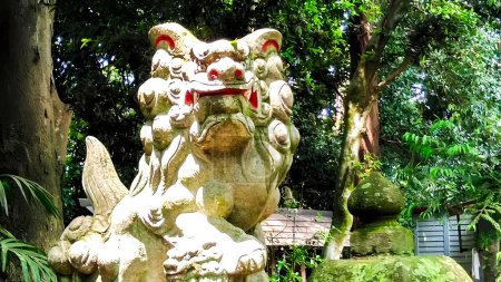 León guardián.Santuario de Hachiman Kasuga en la ciudad de Kamagaya, Prefectura de Chiba, Japónhttps: / / youtu.be / mtfCn8-RxxMEl nombre del santuario proviene del hecho de que las deidades consagradas son Hachiman Okami y Kasuga Okami.