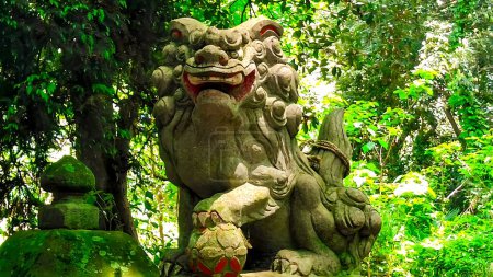 León guardián.Santuario de Hachiman Kasuga en la ciudad de Kamagaya, Prefectura de Chiba, Japónhttps: / / youtu.be / mtfCn8-RxxMEl nombre del santuario proviene del hecho de que las deidades consagradas son Hachiman Okami y Kasuga Okami.
