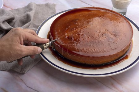 Téléchargez les photos : Dessert de chocoflan sucré avec gâteau au chocolat et flan de leche ou gâteau inversé décoré de crème avec barre de chocolat - en image libre de droit