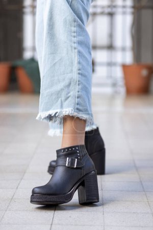 Téléchargez les photos : Jambes de femme avec des chaussures à la mode de divers modèles de cuir de différentes couleurs avec jeans, robes et collants - en image libre de droit