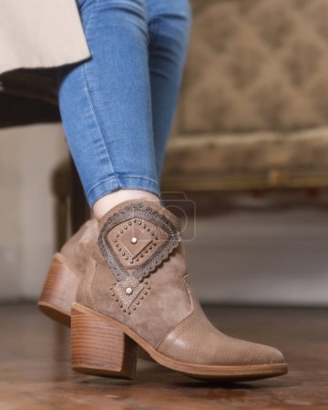 Téléchargez les photos : Jambes de femme avec des chaussures à la mode de divers modèles de cuir de différentes couleurs avec jeans, robes et collants - en image libre de droit
