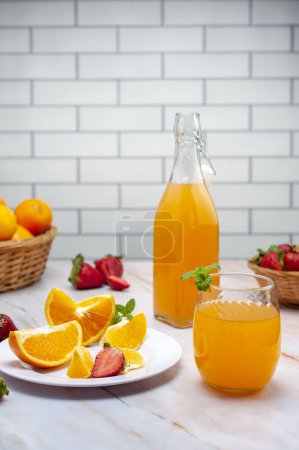 Téléchargez les photos : Petit déjeuner ou collation avec jus d'orange pressé naturel aux fruits frais céréales sur table blanche - en image libre de droit
