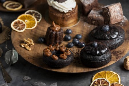 Téléchargez les photos : Chef pâtissier de travail et avec ses mains et biscuits et gâteaux au chocolat et baies de crème - en image libre de droit