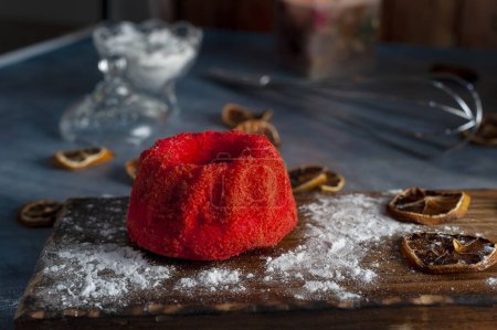 Téléchargez les photos : Pudding et gâteau aux fruits avec tranches de sucre d'oranges crème de pudding rouge citron glaçage chocolat avec sauce chocolat - en image libre de droit