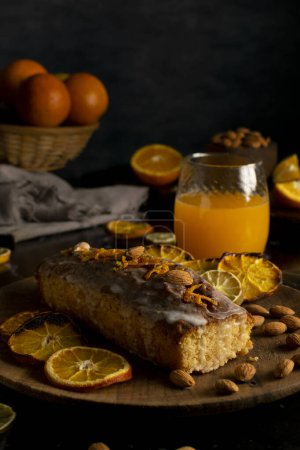 Téléchargez les photos : Pudding et gâteau aux fruits avec tranches de sucre d'oranges crème de pudding rouge citron glaçage chocolat avec sauce chocolat - en image libre de droit