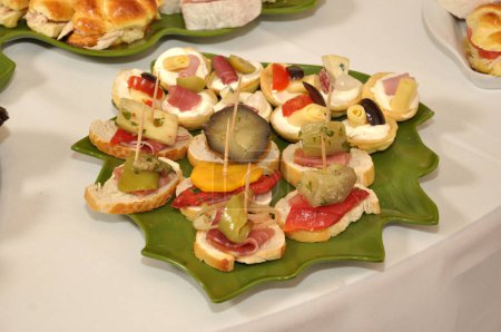 Téléchargez les photos : Buffet table nourriture buffet fruits avec plats froids viande assortie sushi charcuterie fromages et saucisses divers produits marinés canape - en image libre de droit