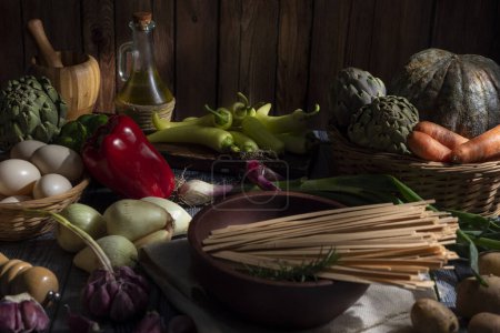 Téléchargez les photos : Œufs séchés et nouilles à la semoule dans un bol en bois avec des légumes œufs ingrédients et assaisonnements - en image libre de droit