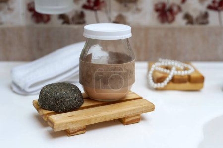 Téléchargez les photos : Porte-savon écologique en bois sur l'évier de salle de bain avec savon naturel fait à la main à partir d'herbes végétaliennes naturelles - en image libre de droit