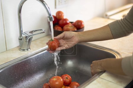 Téléchargez les photos : Cuisson mains couper les légumes et laver à l'eau du robinet préparer un repas avec les ingrédients - en image libre de droit