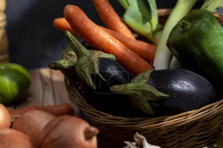 Téléchargez les photos : Légumes de nombreuses variétés courgettes aubergines concombres tomates brocoli carotte poivron citrouille ail champignons crus et frais - en image libre de droit