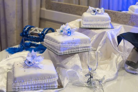 Téléchargez les photos : Gâteau et pâtisseries pour les célébrations d'anniversaire et de mariage avec décorations fleurs naturelles crème chocolat fruits frais sur table élégante avec nappe - en image libre de droit