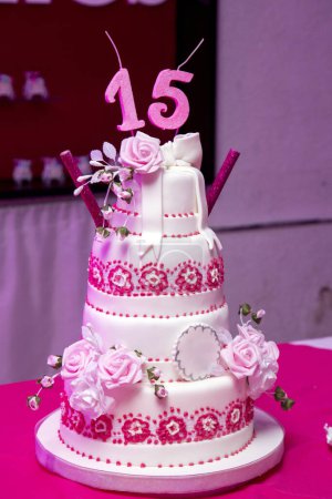 Téléchargez les photos : Gâteau et pâtisseries pour les célébrations d'anniversaire et de mariage avec décorations fleurs naturelles crème chocolat fruits frais sur table élégante avec nappe - en image libre de droit