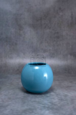 Téléchargez les photos : Tasses en céramique modernes, verres et récipients de différentes formes et couleurs avec poignée sur fond abstrait et fond blanc - en image libre de droit