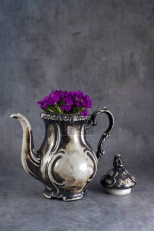 Téléchargez les photos : Tasses en céramique modernes, verres et récipients de différentes formes et couleurs avec poignée sur fond abstrait et fond blanc - en image libre de droit