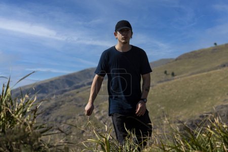 Téléchargez les photos : Jeune homme regardant et contemplant une belle nature et campagne et paysage de montagne - en image libre de droit