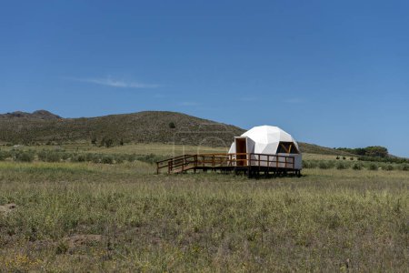 Téléchargez les photos : Maison écologique moderne au milieu de la campagne et des montagnes dômes autonomes ou dômes géodésiques individuels - en image libre de droit