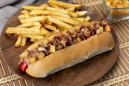 Téléchargez les photos : Hot dog aux grandes saucisses différentes variétés avec vinaigrettes mayonnaise moutarde ketchup oignon bacon fromage concombres et frites - en image libre de droit