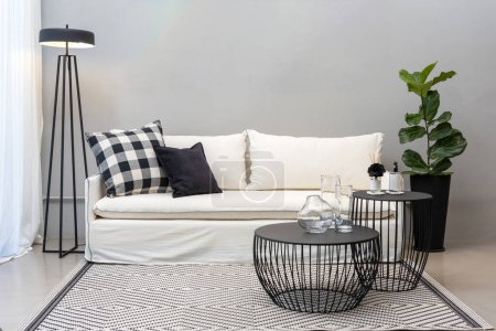 Téléchargez les photos : Fauteuils en tissu avec oreillers tapis tables lampes décoration ornements pour bureaux à domicile ou entreprises - en image libre de droit
