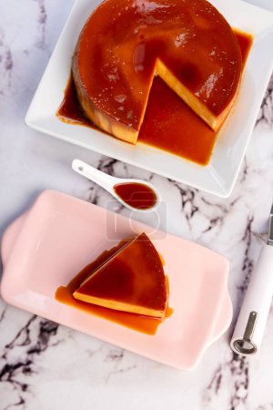 Téléchargez les photos : Flan maison ou fromage vénézuélien au caramel entier et en portions individuelles ou grandes sur vaisselle blanche - en image libre de droit