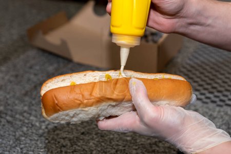 Téléchargez les photos : Cuisson étape par étape et préparation de saucisses pour hot-dogs avec garnitures, fromage et pain de pommes de terre - en image libre de droit