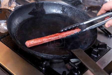 Téléchargez les photos : Cuisson étape par étape et préparation de saucisses pour hot-dogs avec garnitures, fromage et pain de pommes de terre - en image libre de droit