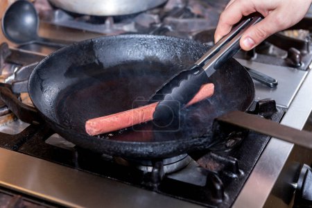 Schritt-für-Schritt-Kochen und Zubereiten von Würstchen für Hot Dogs mit Belag, Käse und Kartoffelbrot 
