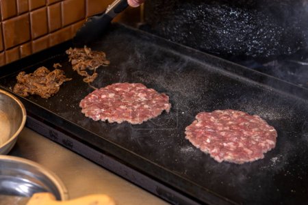 cocina, montaje y fabricación de hamburguesas caseras con carne molida y chef haciendo los medallones paso a paso, el montaje total de todos los ingredientes 