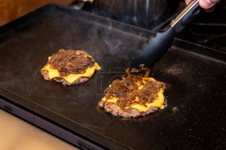 Kochen, Montage und Herstellung von hausgemachten Hamburgern mit Hackfleisch und Chefkoch macht die Medaillons Schritt für Schritt, die Gesamtmontage aller Zutaten 