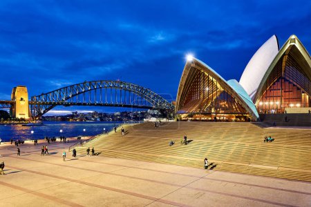 Téléchargez les photos : Sydney. Nouvelle-Galles du Sud. L'Australie. L'Opéra au coucher du soleil et le pont du port - Date : 21 - 08 - 2023 - en image libre de droit
