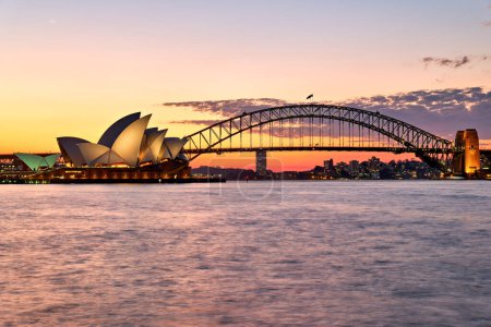 Téléchargez les photos : Sydney. Nouvelle-Galles du Sud. L'Australie. L'Opéra au coucher du soleil et le pont du port - Date : 23 - 08 - 2023 - en image libre de droit
