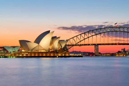 Téléchargez les photos : Sydney. Nouvelle-Galles du Sud. L'Australie. L'Opéra au coucher du soleil et le pont du port - Date : 23 - 08 - 2023 - en image libre de droit