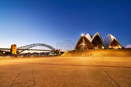 Téléchargez les photos : Sydney. Nouvelle-Galles du Sud. L'Australie. L'Opéra au coucher du soleil et le pont du port - Date : 25 - 08 - 2023 - en image libre de droit
