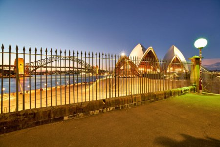 Téléchargez les photos : Sydney. Nouvelle-Galles du Sud. L'Australie. L'Opéra au coucher du soleil et le pont du port - Date : 25 - 08 - 2023 - en image libre de droit