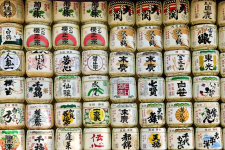 Téléchargez les photos : Le Japon. Tokyo. Fûts de saké au sanctuaire Shinto Meji Jingu - Date : 19 - 04 - 2023 - en image libre de droit