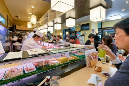Foto de Japón. Tokio. Sushi bar en el distrito de Shibuya - Fecha: 19 - 04 - 2023 - Imagen libre de derechos