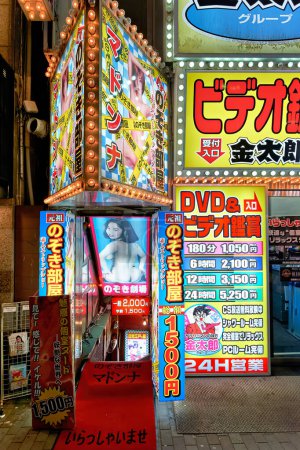Téléchargez les photos : Le Japon. Tokyo. Spectacle réservé aux adultes dans le quartier de Shinjuku la nuit - Date : 20 - 04 - 2023 - en image libre de droit