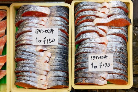 Téléchargez les photos : Le Japon. Tokyo. Le marché aux poissons. Saumon frais - Date : 21 - 04 - 2023 - en image libre de droit