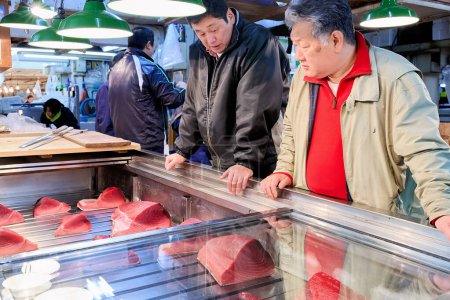 Téléchargez les photos : Le Japon. Tokyo. Le marché aux poissons. Acheteurs de thon - Date : 21 - 04 - 2023 - en image libre de droit