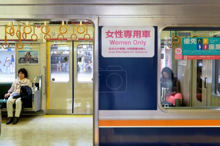 Téléchargez les photos : Le Japon. Kyoto. Chariot de train pour femmes seulement - Date : 29 - 04 - 2023 - en image libre de droit