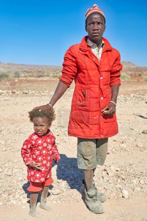 Téléchargez les photos : Namibie. Portrait de père et fille dans la région de Palmwag Kunene Damaraland - Date : 09 - 08 - 2023 - en image libre de droit