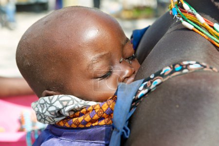 Foto de Namibia. Retrato de un bebé del grupo étnico Zemba Bantu en la región de Kunene - Fecha: 11 - 08 - 2023 - Imagen libre de derechos