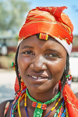 Foto de Namibia. Retrato de una mujer del grupo étnico Zemba Bantu en la región de Kunene - Fecha: 11 - 08 - 2023 - Imagen libre de derechos